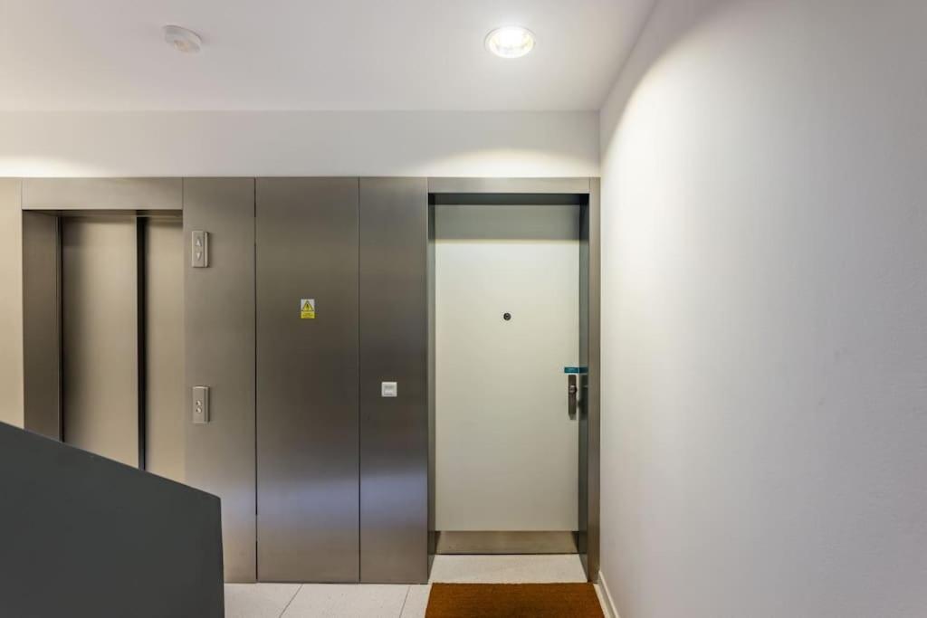 Modern Spacious Flat With A Terrace And A Parking Prague Luaran gambar
